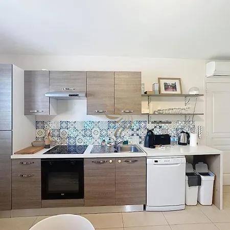 Апартаменты T3 Private Garden 2 Steps From The Center-clim
